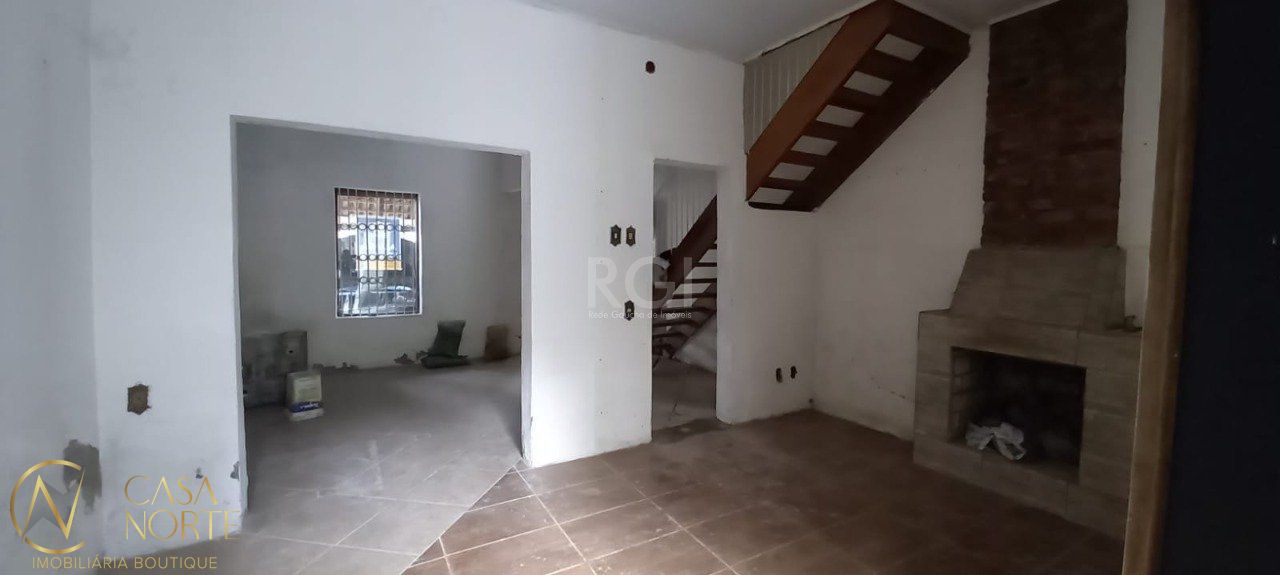 Sobrado à venda com 4 quartos, 110m², 1 suíte, 2 vagas, Rua Santo Antônio no bairro Floresta em Porto Alegre
