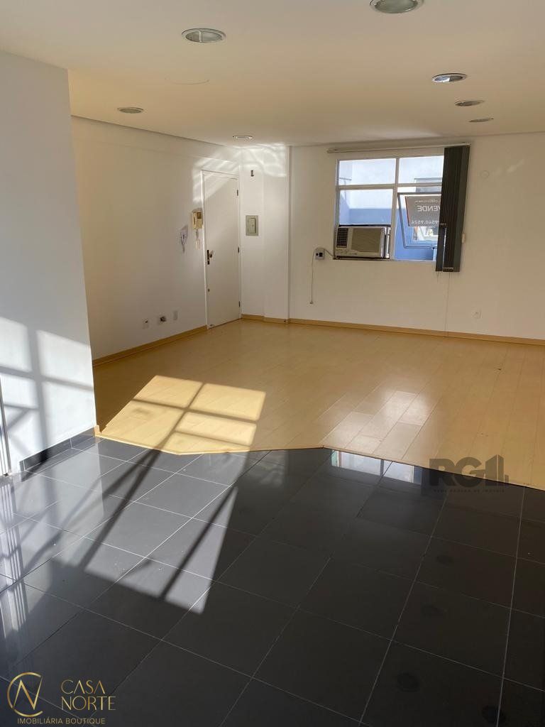 Sala Comercial à venda , 44m², Avenida Cristóvão Colombo no bairro Floresta em Porto Alegre