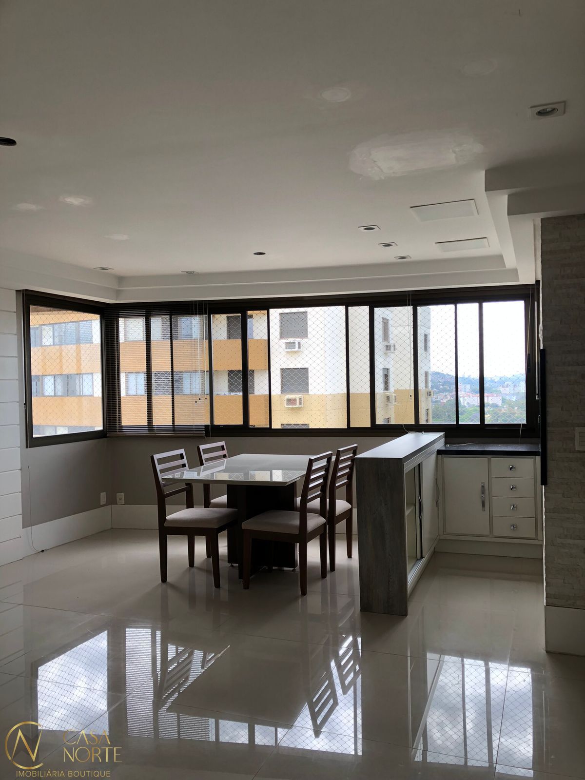 Apartamento à venda com 3 quartos, 101m², 1 suíte, 2 vagas, Avenida Diário de Notícias no bairro Cristal em Porto Alegre