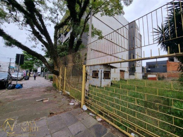 Terreno à venda  com 321m², Rua Itapeva no bairro Passo da Areia em Porto Alegre