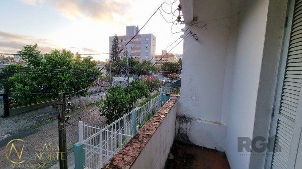 Casa à venda com 3 quartos, 215m², 6 vagas, Rua Conselheiro Brusque no bairro Jardim Itu em Porto Alegre