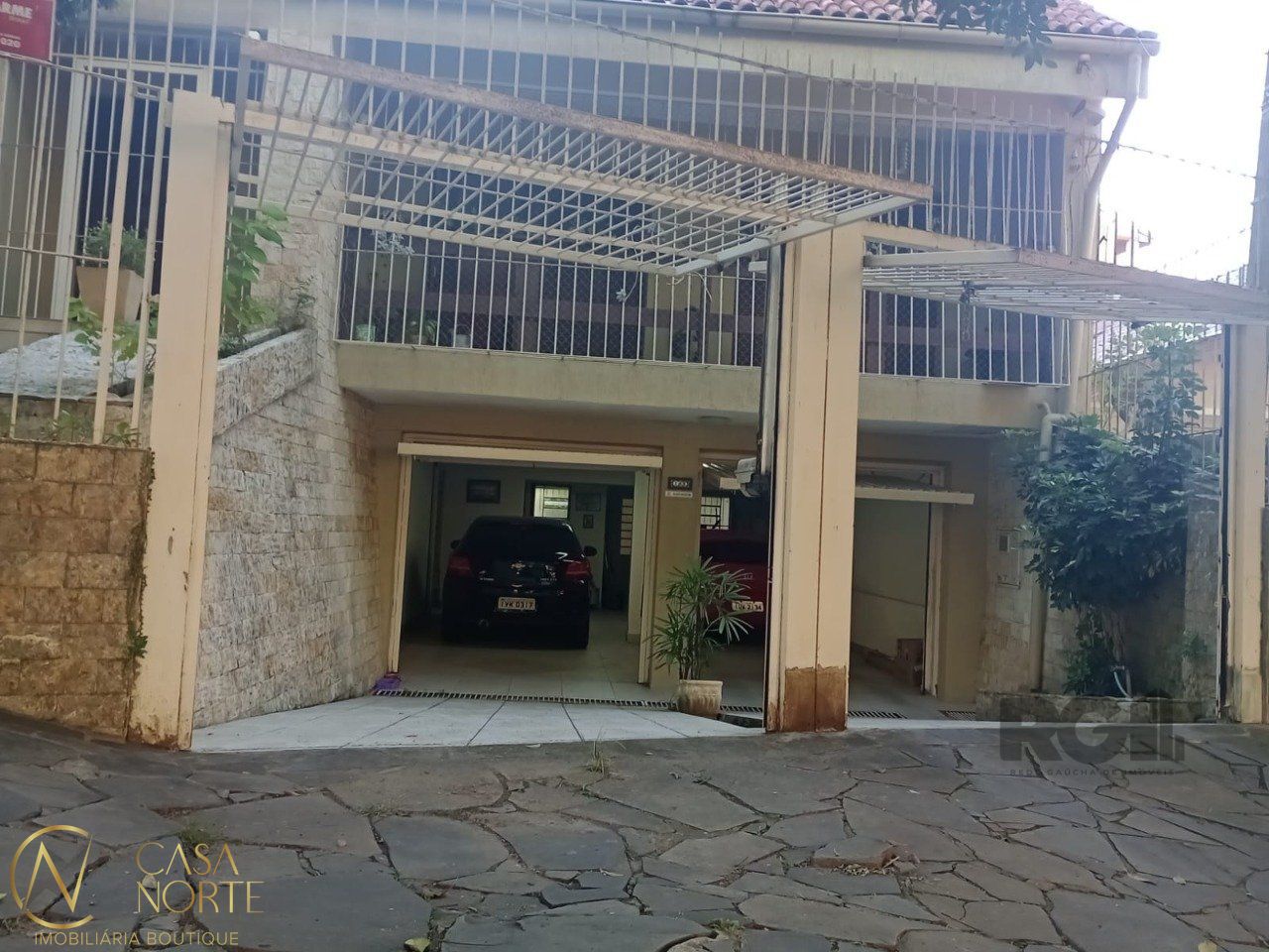 Casa à venda com 3 quartos, 380m², 1 suíte, 4 vagas, Rua Fagundes Varela no bairro Santo Antônio em Porto Alegre