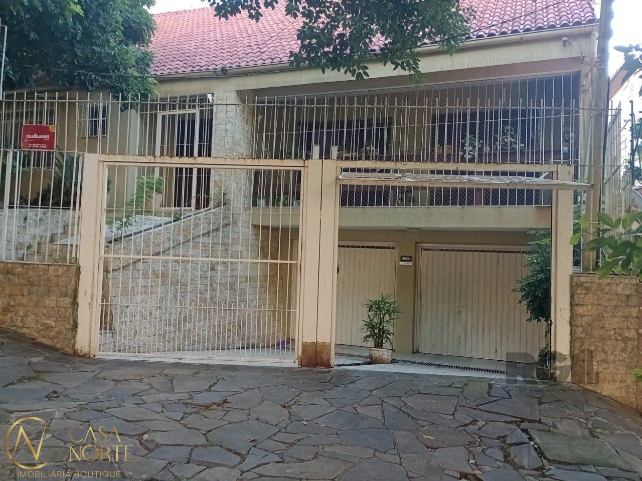 Casa à venda com 3 quartos, 380m², 1 suíte, 4 vagas, Rua Fagundes Varela no bairro Santo Antônio em Porto Alegre