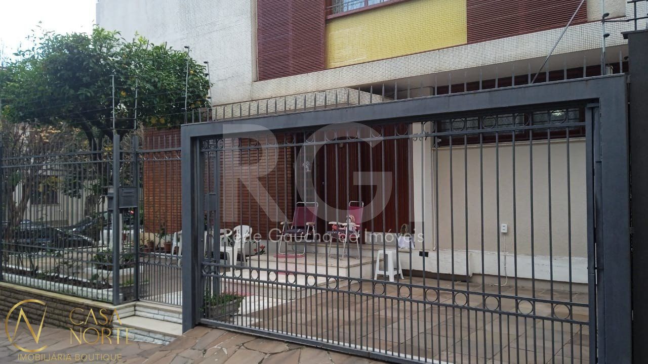 Casa à venda com 3 quartos, 150m², 1 suíte, 3 vagas, Avenida Palmeira no bairro Petrópolis em Porto Alegre