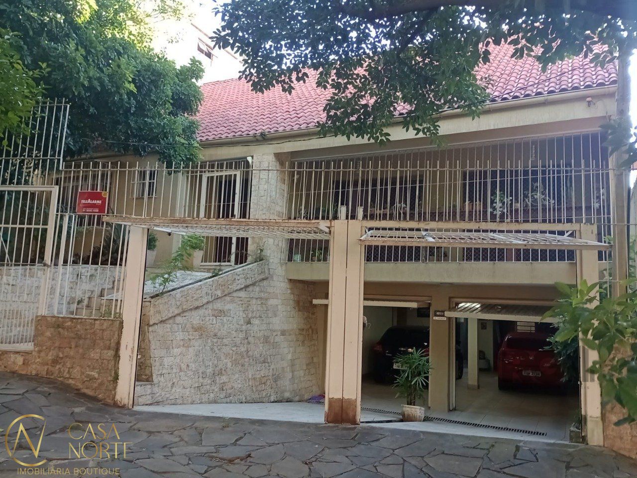 Casa à venda com 3 quartos, 380m², 1 suíte, 4 vagas, Rua Fagundes Varela no bairro Santo Antônio em Porto Alegre