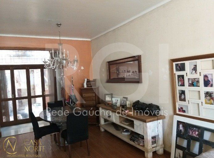 Casa à venda com 4 quartos, 301m², 1 suíte, 4 vagas, Rua Doutor Voltaire Pires no bairro Santo Antônio em Porto Alegre