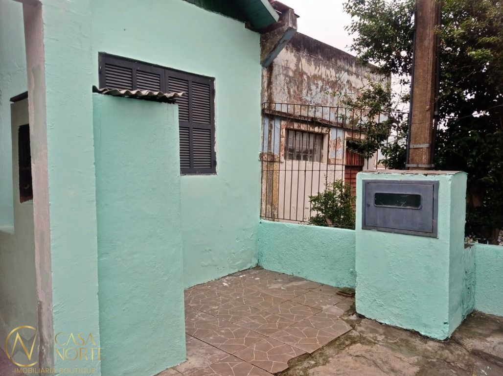 Casa à venda com 2 quartos, 100m², 1 vaga, Rua Primeiro de Maio no bairro Partenon em Porto Alegre