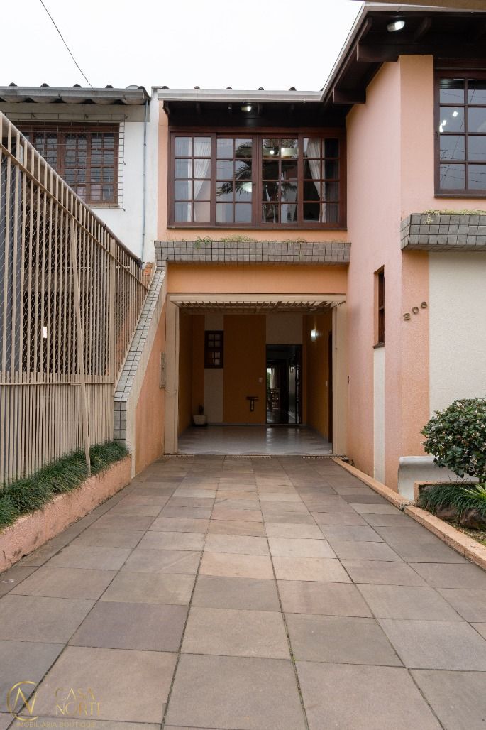 Casa à venda com 3 quartos, 220m², 1 suíte, 2 vagas, Rua Ivan Iglesias no bairro Jardim Sabará em Porto Alegre