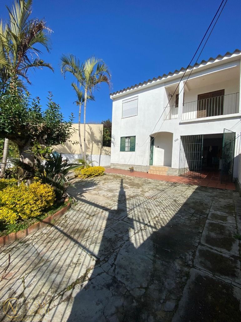 Casa à venda com 4 quartos, 238m², 4 vagas, Rua Egon Frederico Becker no bairro Morro Santana em Porto Alegre