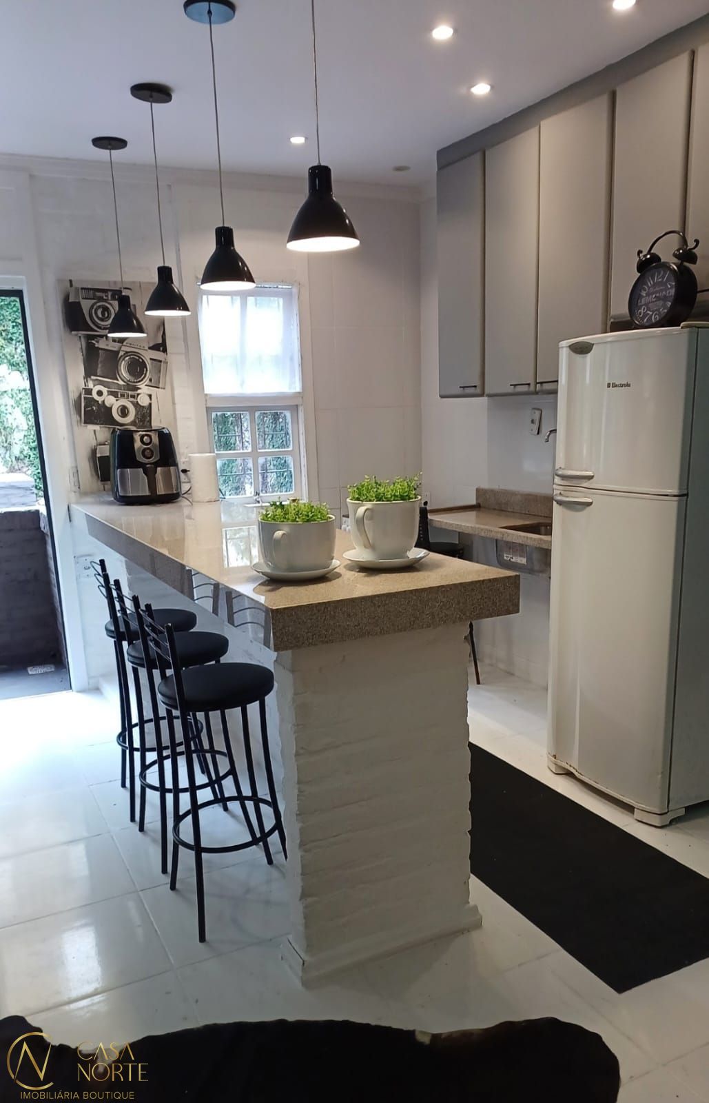 Casa à venda com 2 quartos, 150m², 2 vagas, Rua Liberdade no bairro Rio Branco em Porto Alegre