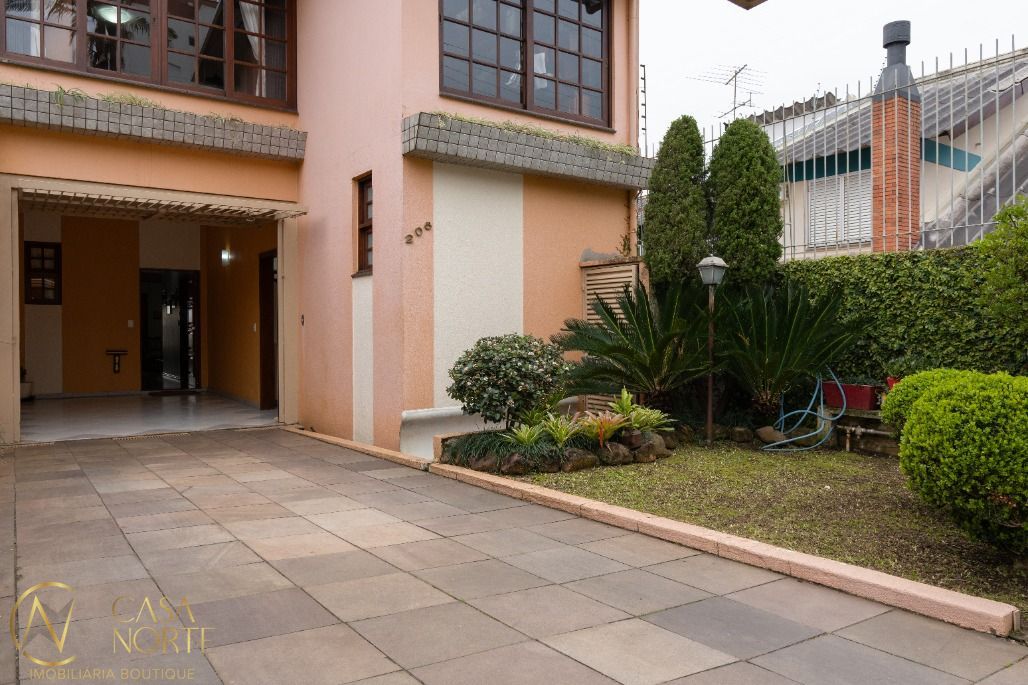 Casa à venda com 3 quartos, 220m², 1 suíte, 2 vagas, Rua Ivan Iglesias no bairro Jardim Sabará em Porto Alegre
