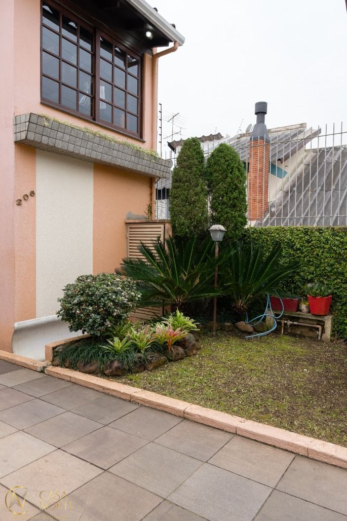 Casa à venda com 3 quartos, 220m², 1 suíte, 2 vagas, Rua Ivan Iglesias no bairro Jardim Sabará em Porto Alegre
