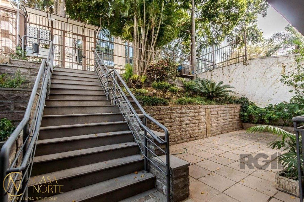 Cobertura à venda com 3 quartos, 137m², 1 vaga, Rua Roque Calage no bairro Passo da Areia em Porto Alegre