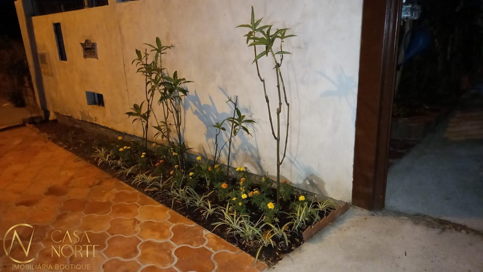 Terreno à venda  com 300m², Rua Ângelo Barboza no bairro Cavalhada em Porto Alegre