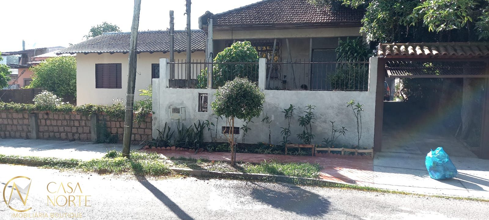 Terreno à venda  com 300m², Rua Ângelo Barboza no bairro Cavalhada em Porto Alegre