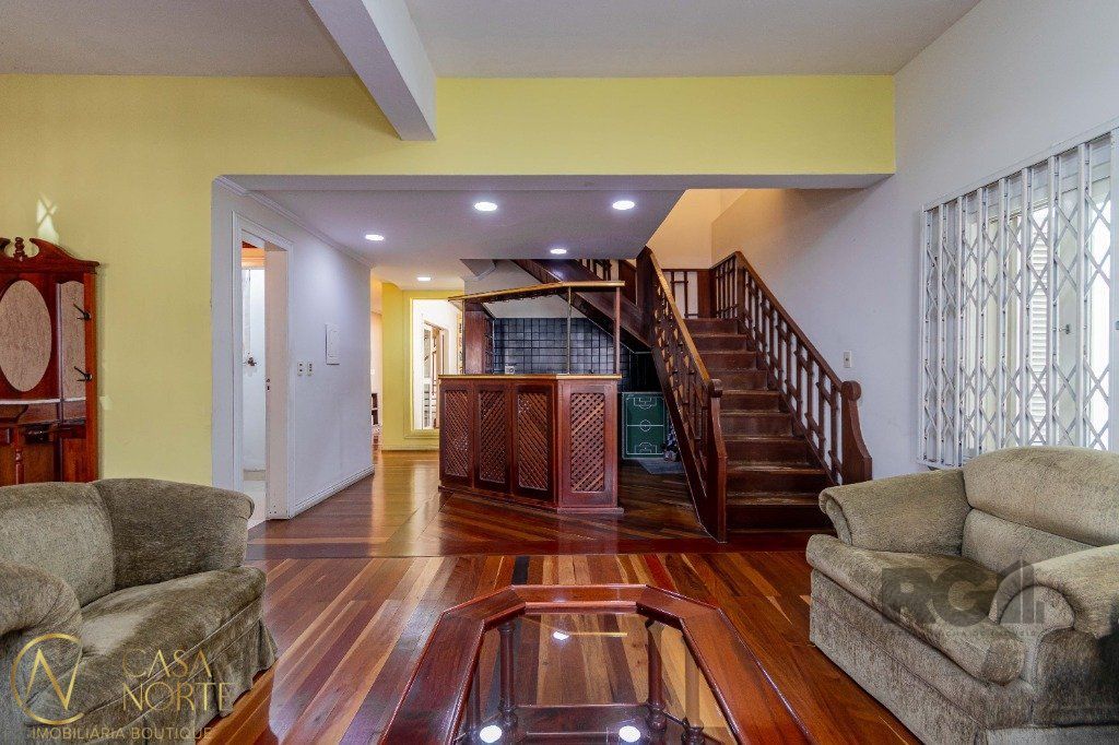 Casa à venda com 3 quartos, 360m², 3 suítes, 6 vagas, Rua Barao de Cerro Largo no bairro Menino Deus em Porto Alegre