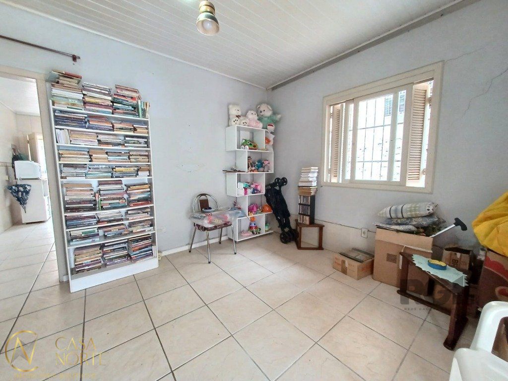 Casa à venda com 3 quartos, 0m², 4 vagas, Rua Dom João Vi no bairro Medianeira em Porto Alegre
