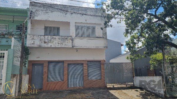 Casa à venda com 3 quartos, 215m², 6 vagas, Rua Conselheiro Brusque no bairro Jardim Itu em Porto Alegre