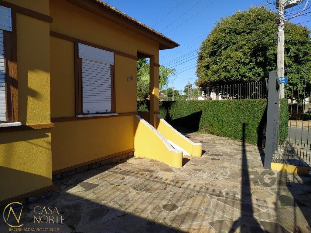 Casa à venda com 3 quartos, 143m², 2 vagas, Rua Amália Figueiroa no bairro Partenon em Porto Alegre