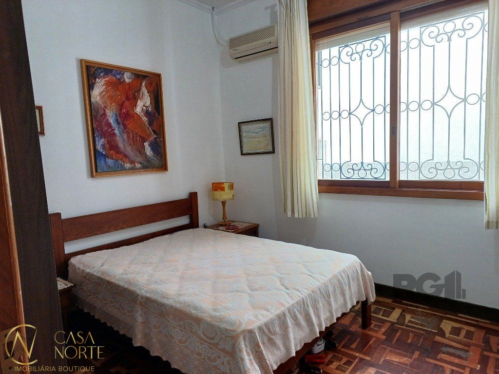 Casa à venda com 3 quartos, 231m², 1 suíte, 4 vagas, Rua Miguel Couto no bairro Menino Deus em Porto Alegre
