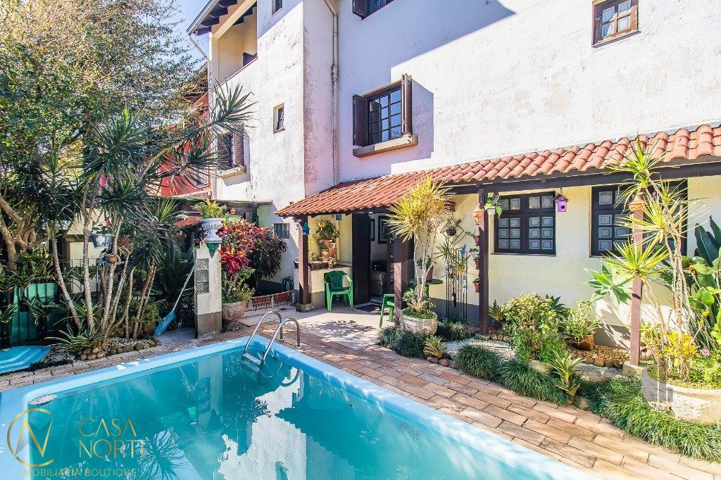 Casa à venda com 4 quartos, 216m², 1 suíte, 2 vagas, Rua Mário Assumpção no bairro Serraria em Porto Alegre