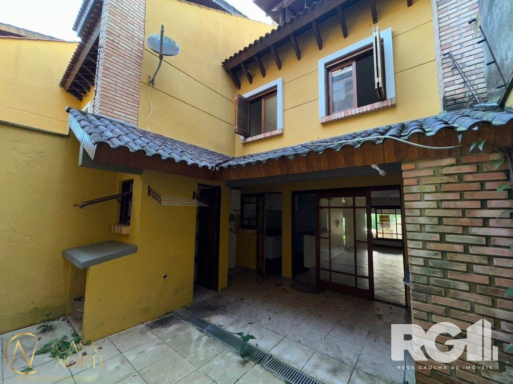 Casa de Condomínio à venda com 3 quartos, 160m², 1 suíte, 2 vagas, Rua Edgar Luiz Schneider no bairro Jardim Isabel em Porto Alegre