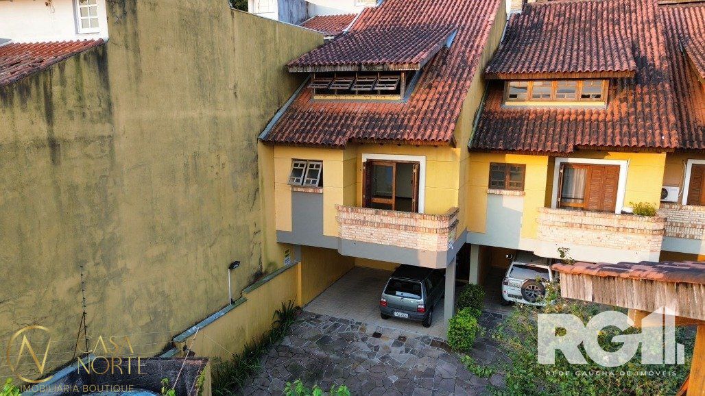 Casa de Condomínio à venda com 3 quartos, 160m², 1 suíte, 2 vagas, Rua Edgar Luiz Schneider no bairro Jardim Isabel em Porto Alegre