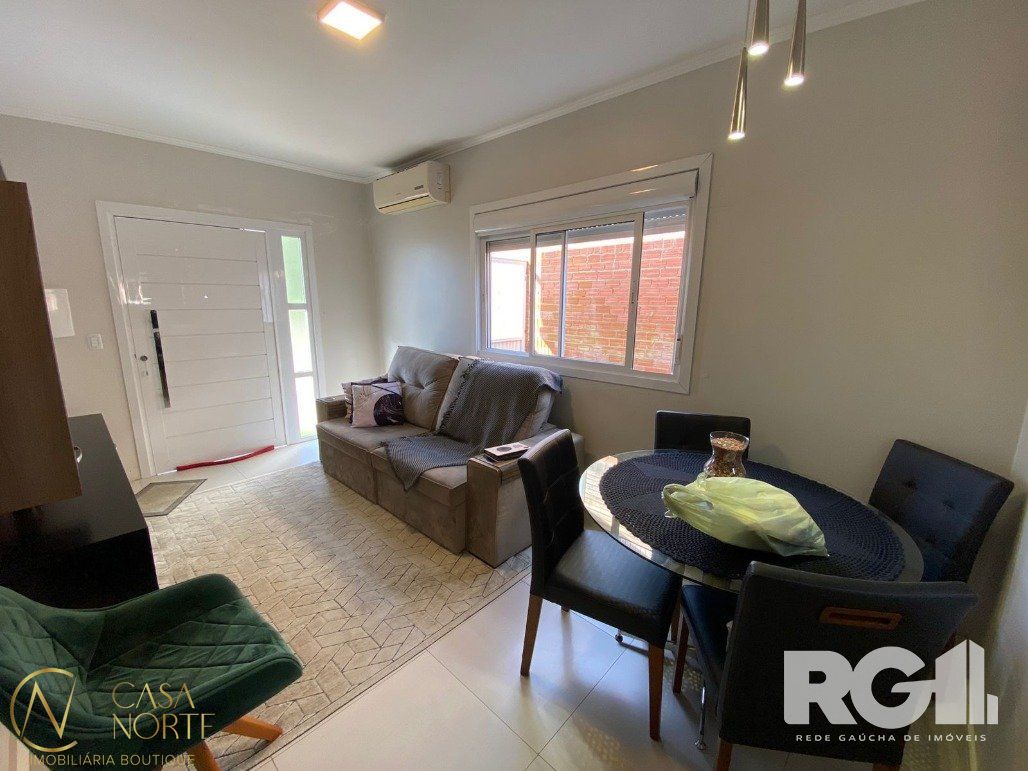 Casa à venda com 2 quartos, 94m², 1 suíte, Rua Angelo Matiazi no bairro Campo Novo em Porto Alegre