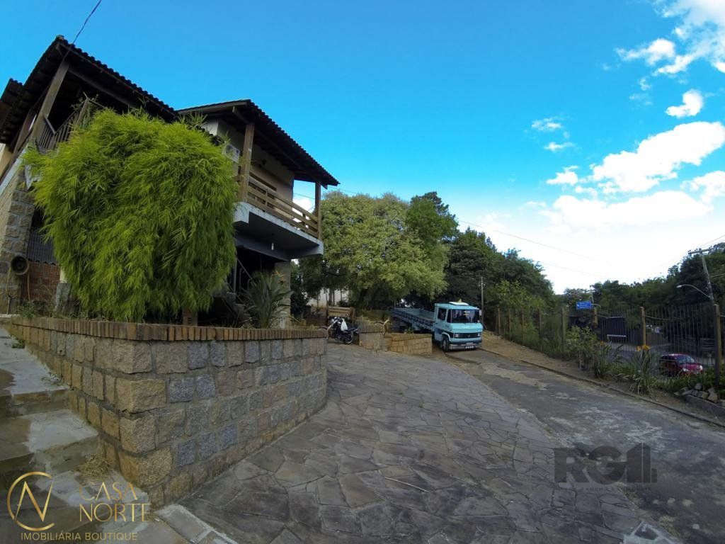 Casa à venda com 3 quartos, 300m², 1 suíte, 4 vagas, Rua Ida Passuello no bairro Vila Nova em Porto Alegre