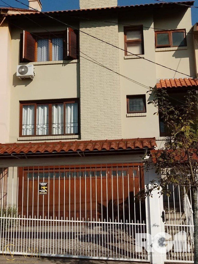 Casa à venda com 3 quartos, 240m², 1 suíte, Rua Professora Thereza Noronha no bairro Espírito Santo em Porto Alegre