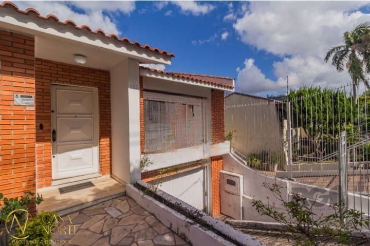 Casa à venda com 4 quartos, 414m², 1 suíte, 4 vagas, Rua Delfino Riet no bairro Santo Antônio em Porto Alegre