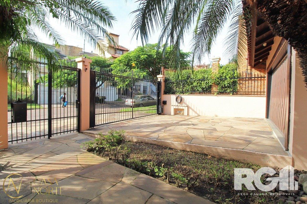Casa à venda com 4 quartos, 381m², 1 suíte, 4 vagas, Rua Doutor Barbosa Gonçalves no bairro Chácara das Pedras em Porto Alegre
