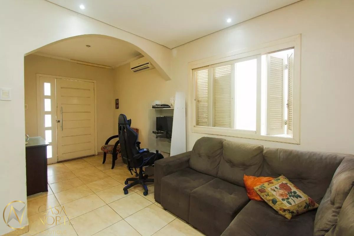 Casa à venda com 2 quartos, 120m², 1 suíte, 2 vagas, Avenida Baltazar de Oliveira Garcia no bairro Costa e Silva em Porto Alegre