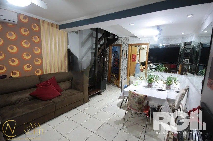 Casa à venda com 3 quartos, 90m², 1 suíte, 2 vagas, Rua Carlos de Britto Velho no bairro Parque Santa Fé em Porto Alegre