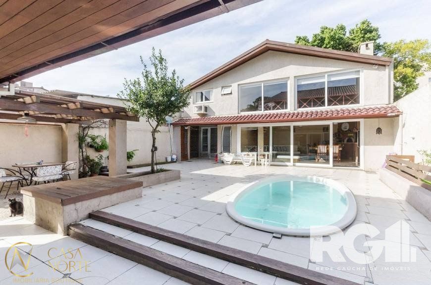 Casa à venda com 5 quartos, 404m², 3 suítes, 4 vagas, Rua Fernando Abbott no bairro Cristo Redentor em Porto Alegre