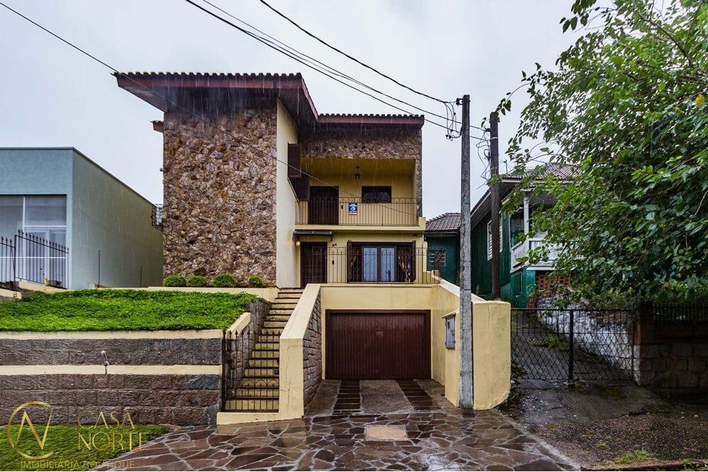 Casa à venda com 3 quartos, 329m², 1 suíte, 2 vagas, Bispo Sardinha no bairro Vila Ipiranga em Porto Alegre