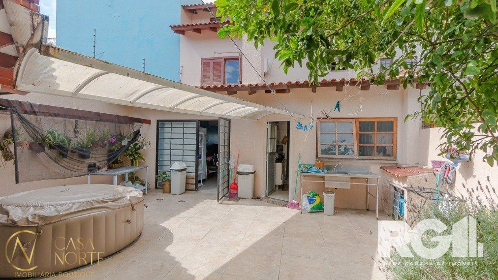 Casa à venda com 3 quartos, 210m², 1 suíte, 3 vagas, Rua Heitor Manganelli no bairro Jardim Itu em Porto Alegre