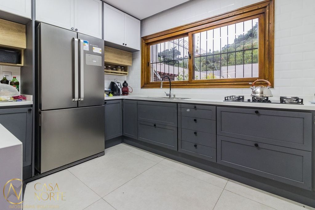 Casa à venda com 4 quartos, 310m², 3 suítes, 4 vagas, Rua Miracema no bairro Chácara das Pedras em Porto Alegre