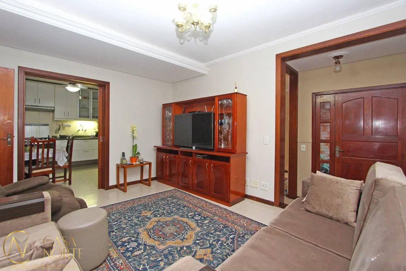 Casa à venda com 5 quartos, 192m², 2 suítes, 5 vagas, Rua Roque Calage no bairro Passo da Areia em Porto Alegre