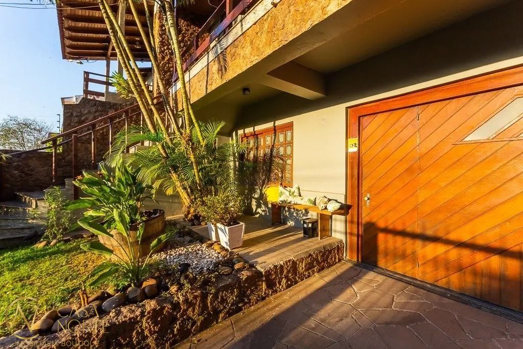 Casa à venda com 6 quartos, 360m², 2 suítes, 5 vagas, Rua Fernando Abbott no bairro Cristo Redentor em Porto Alegre