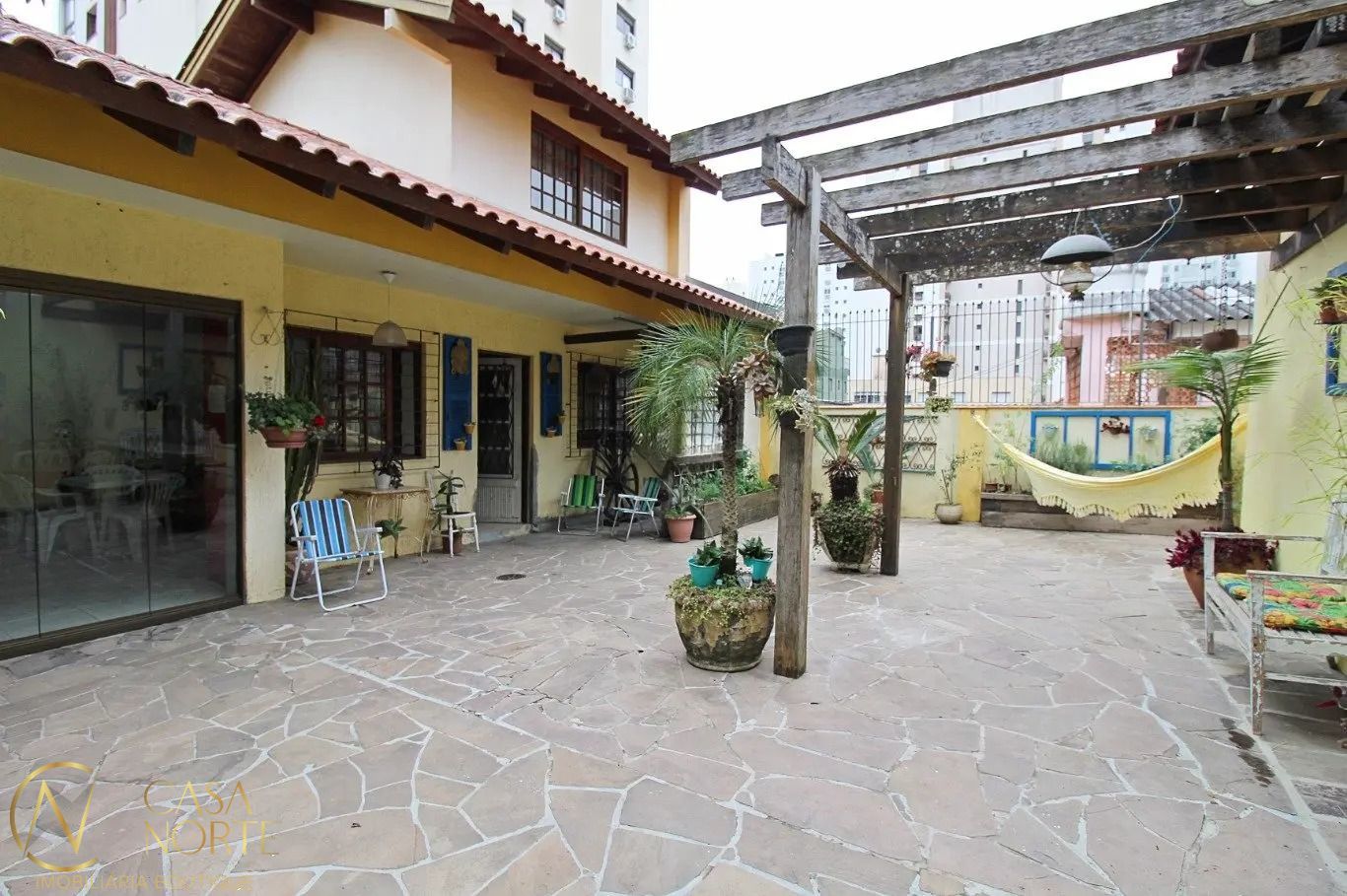 Casa à venda com 3 quartos, 198m², 1 suíte, 2 vagas, Rua Acélio Daudt no bairro Passo da Areia em Porto Alegre