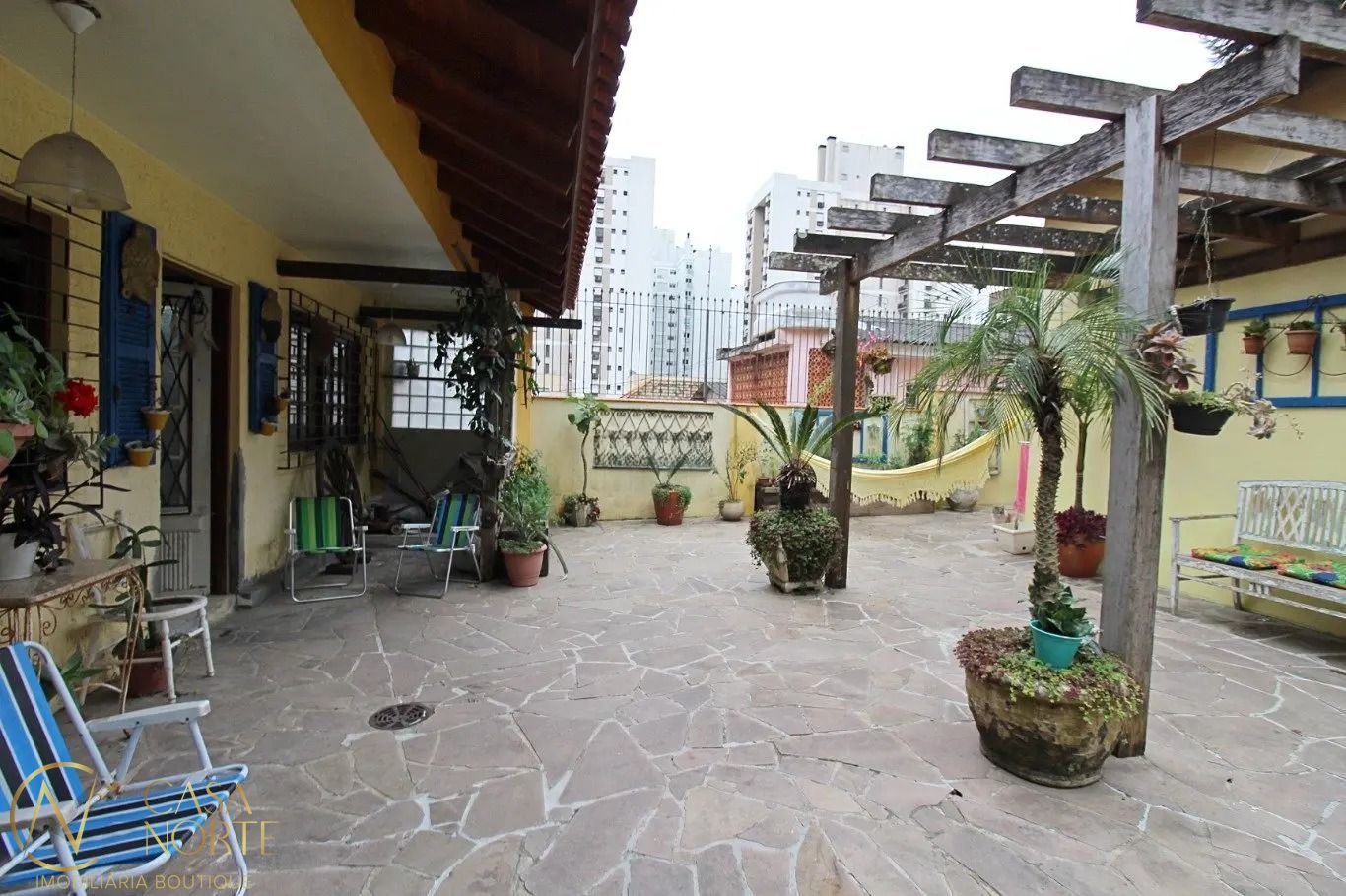 Casa à venda com 3 quartos, 198m², 1 suíte, 2 vagas, Rua Acélio Daudt no bairro Passo da Areia em Porto Alegre