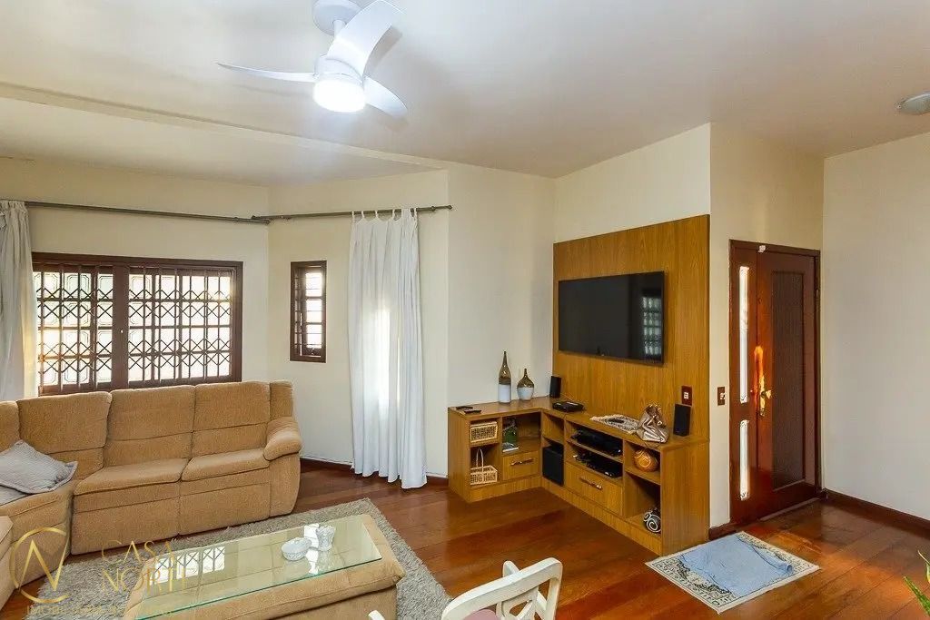 Casa à venda com 6 quartos, 360m², 2 suítes, 5 vagas, Rua Fernando Abbott no bairro Cristo Redentor em Porto Alegre