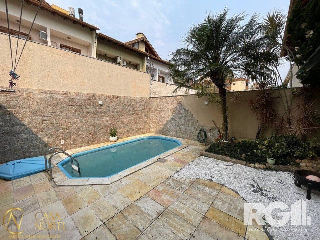 Casa à venda com 3 quartos, 253m², 1 suíte, 2 vagas, Rua Professor Isidoro La Porta no bairro Jardim Planalto em Porto Alegre