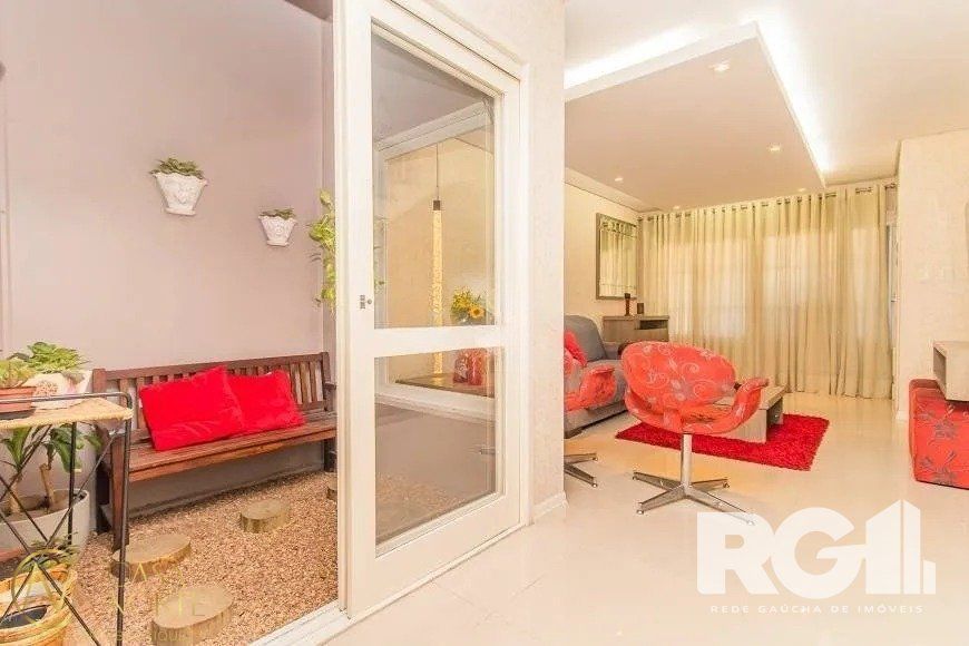 Casa à venda com 3 quartos, 204m², 2 suítes, 3 vagas, Rua Leite de Castro no bairro Jardim Planalto em Porto Alegre