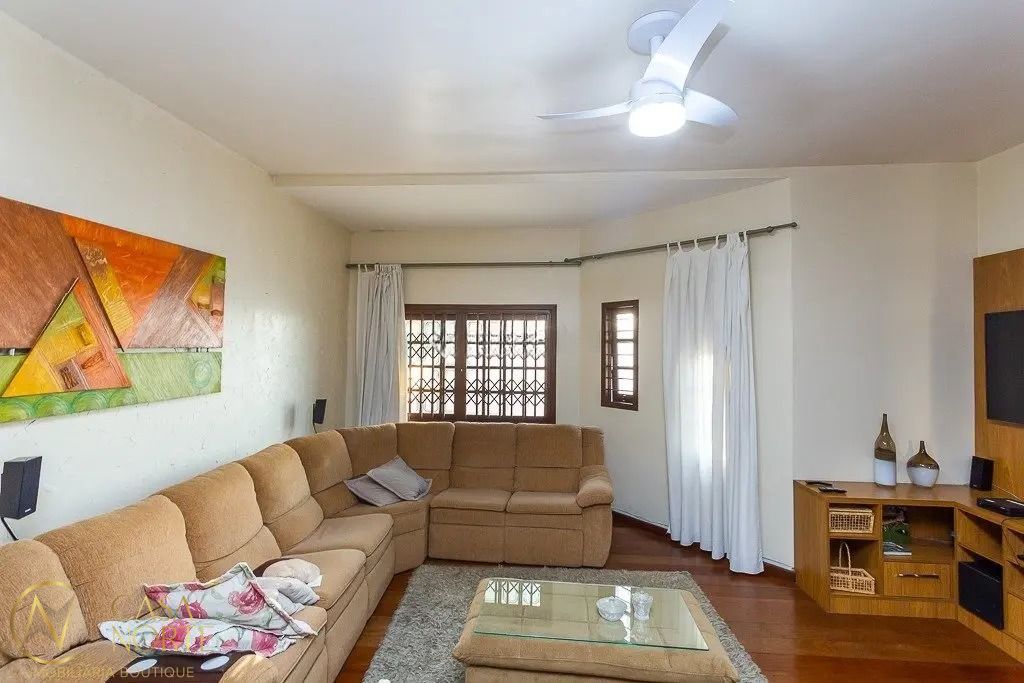 Casa à venda com 6 quartos, 360m², 2 suítes, 5 vagas, Rua Fernando Abbott no bairro Cristo Redentor em Porto Alegre