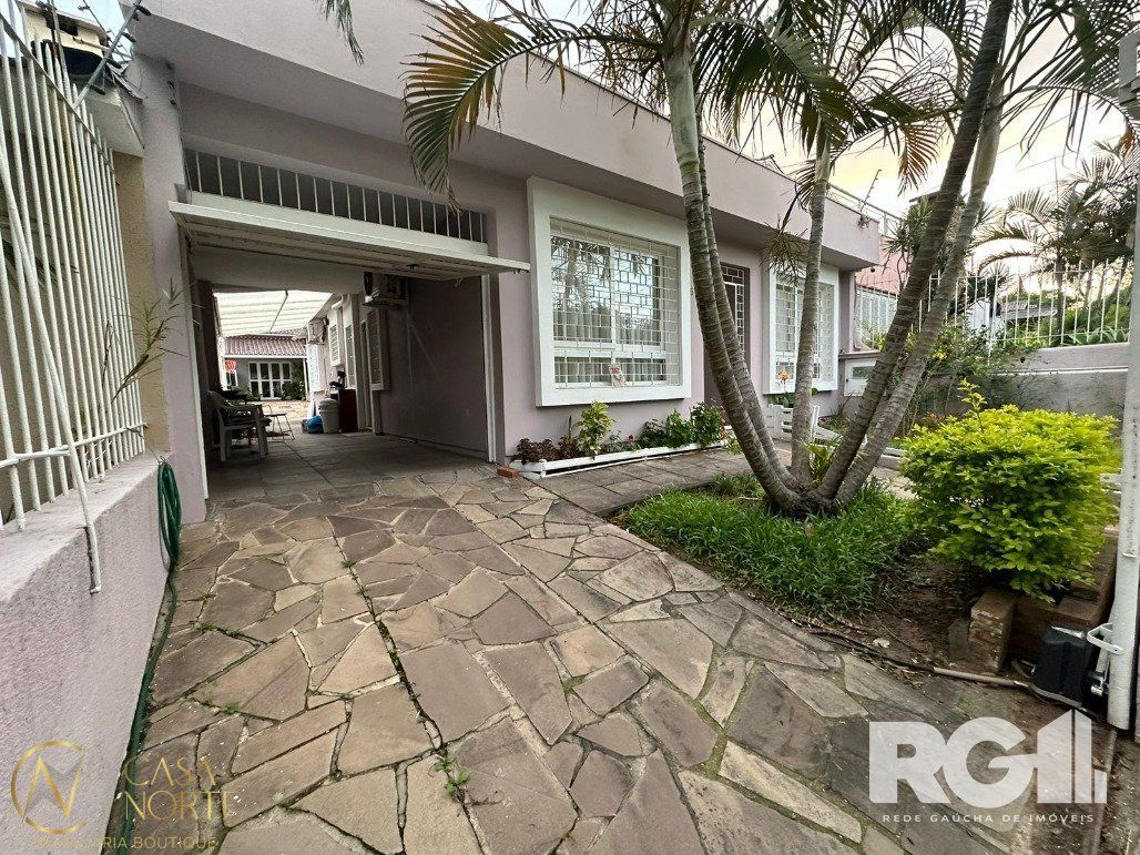 Casa à venda com 3 quartos, 165m², 1 suíte, 2 vagas, Avenida Rachel Wolfrid no bairro Morro Santana em Porto Alegre