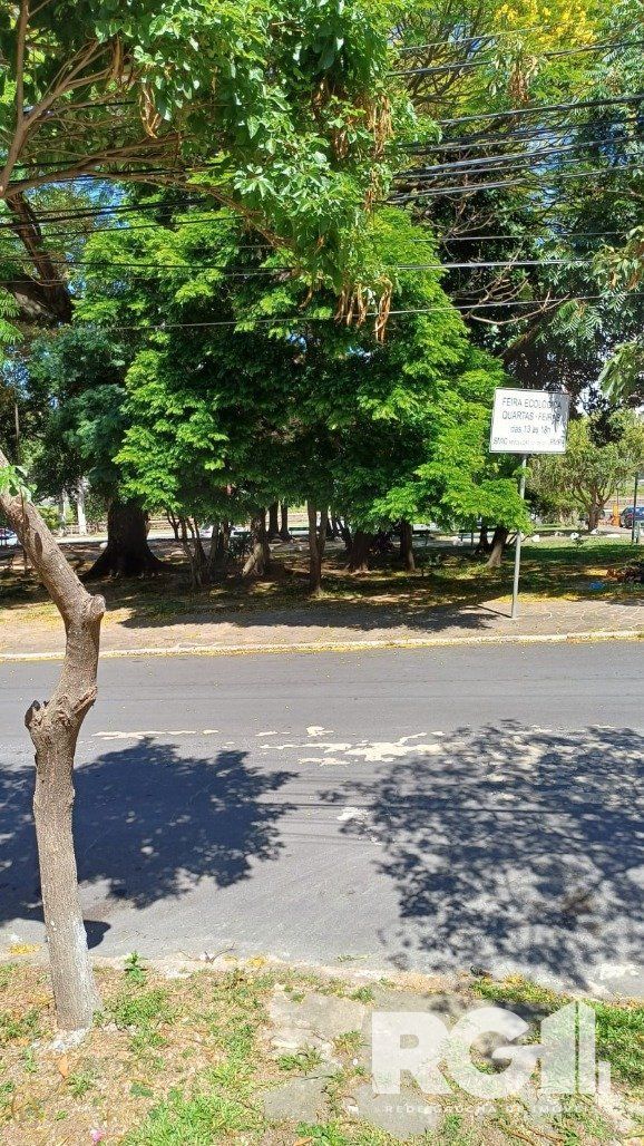 Casa à venda com 3 quartos, 205m², 1 suíte, 4 vagas, Rua Dário Pederneiras no bairro Petrópolis em Porto Alegre