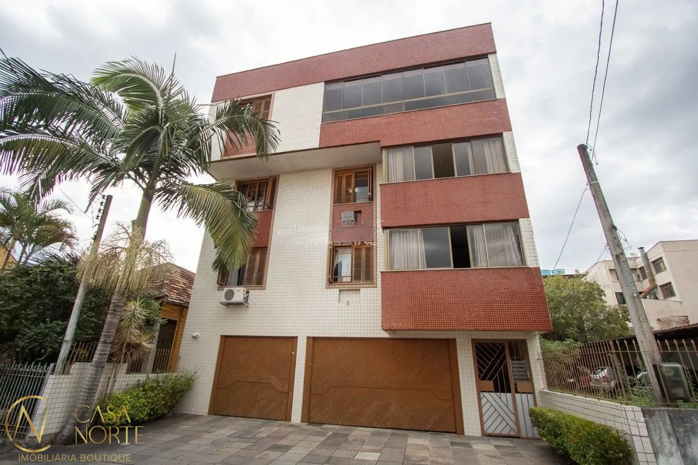 Apartamento Garden à venda com 3 quartos, 119m², 1 suíte, 2 vagas, Rua João de Magalhães no bairro Passo da Areia em Porto Alegre