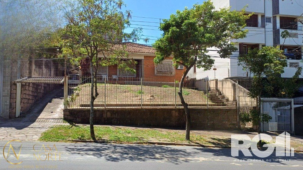 Casa à venda com 3 quartos, 205m², 1 suíte, 4 vagas, Rua Dário Pederneiras no bairro Petrópolis em Porto Alegre